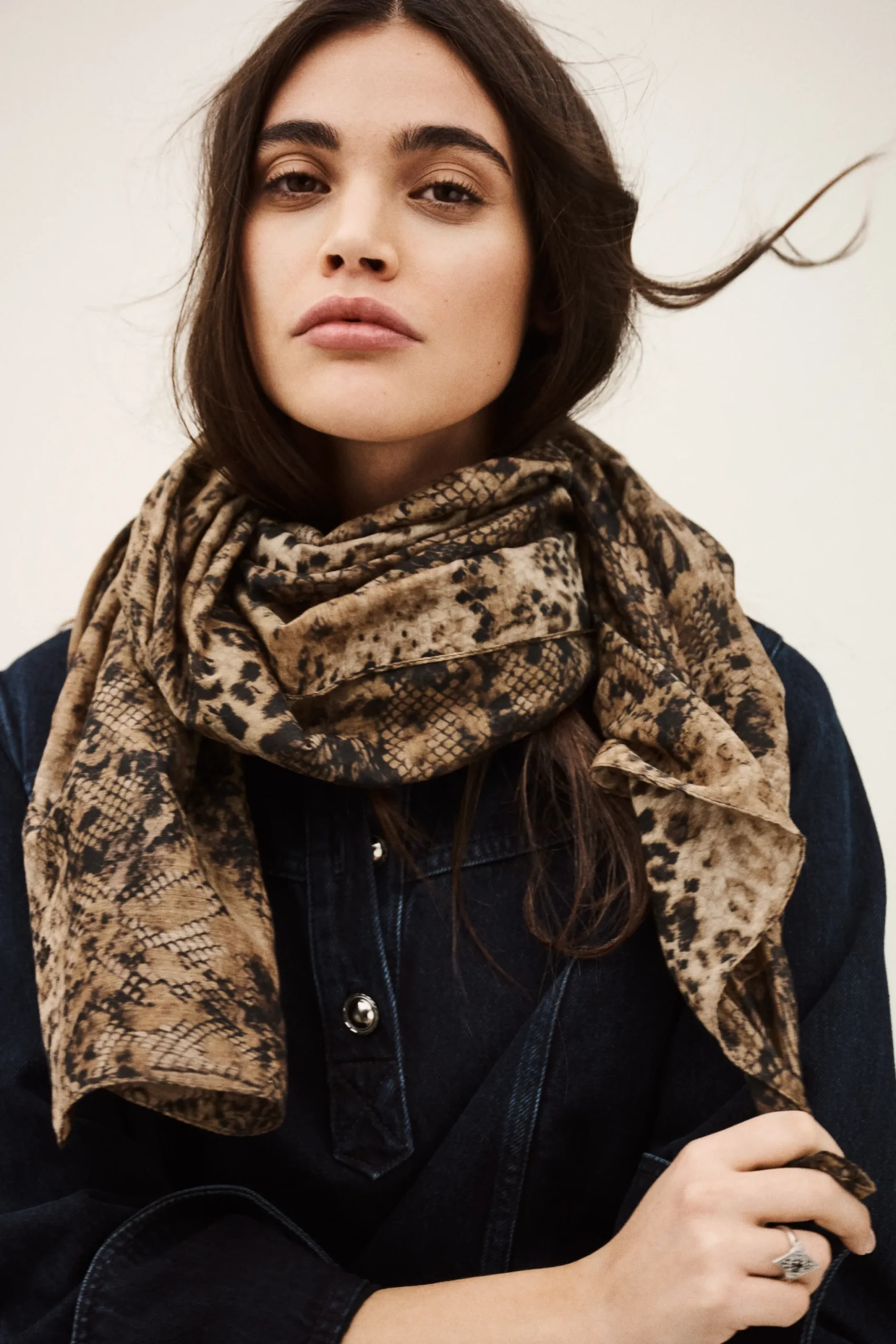 SARA pañuelo con estampado animal € 130 € 91